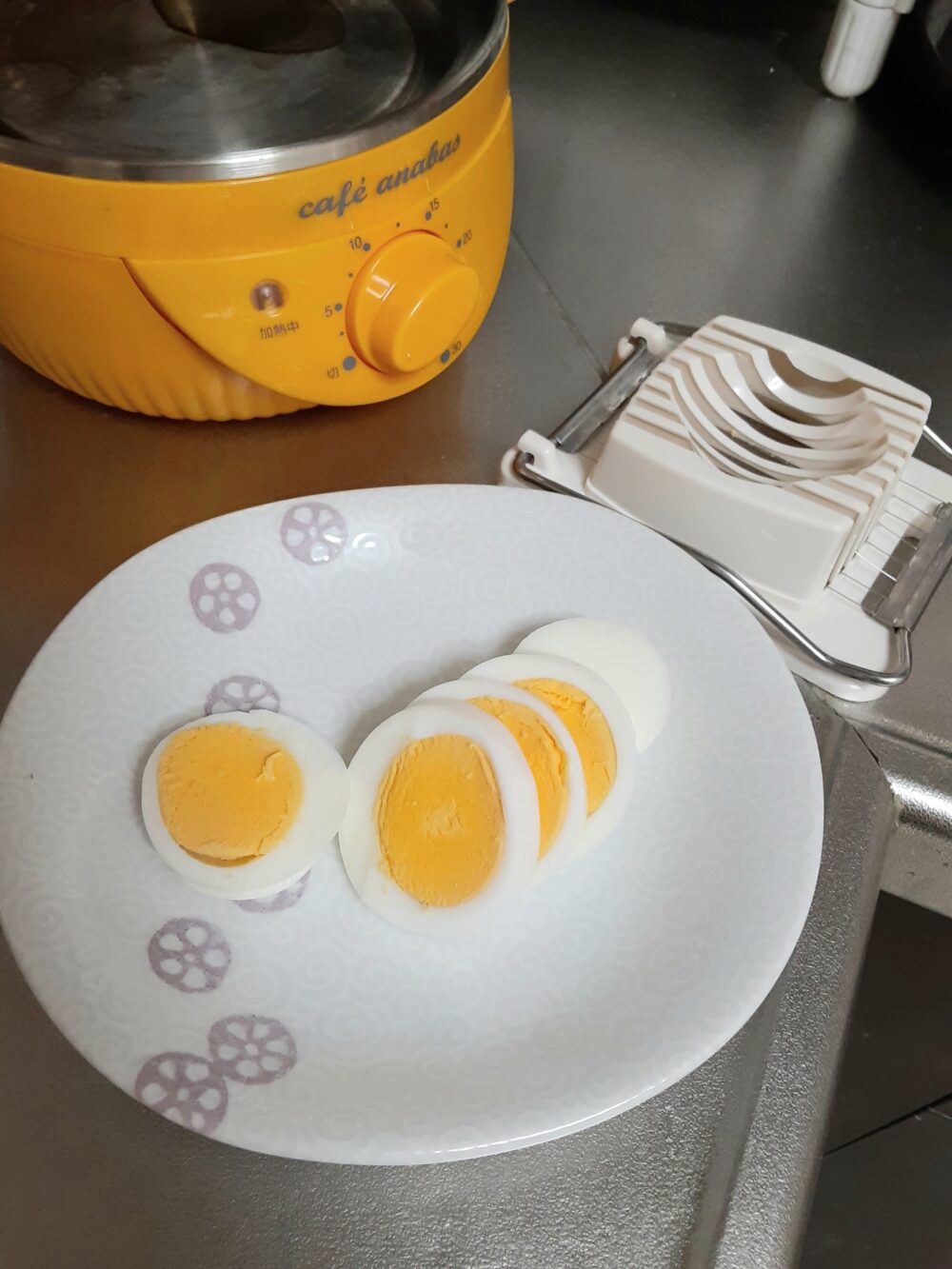 ゆで玉子ダイエット　卵を切る